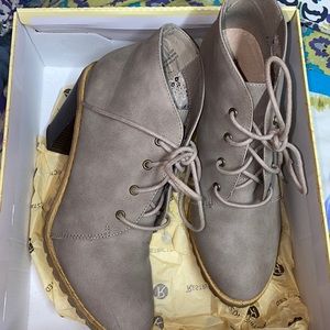 Restricted women boot heels size 7